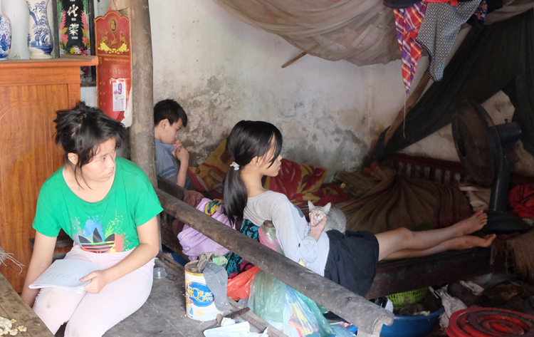 3 đứa trẻ thiểu năng trí tuệ hầu như không giúp đỡ được việc gì trong nhà. Ảnh: Hải Hiền.