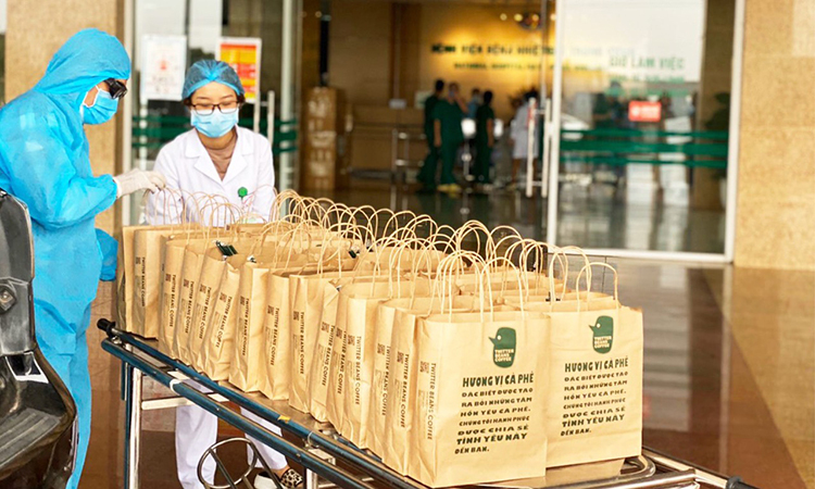 Những người âm thầm tiếp sức bác sĩ chống dịch