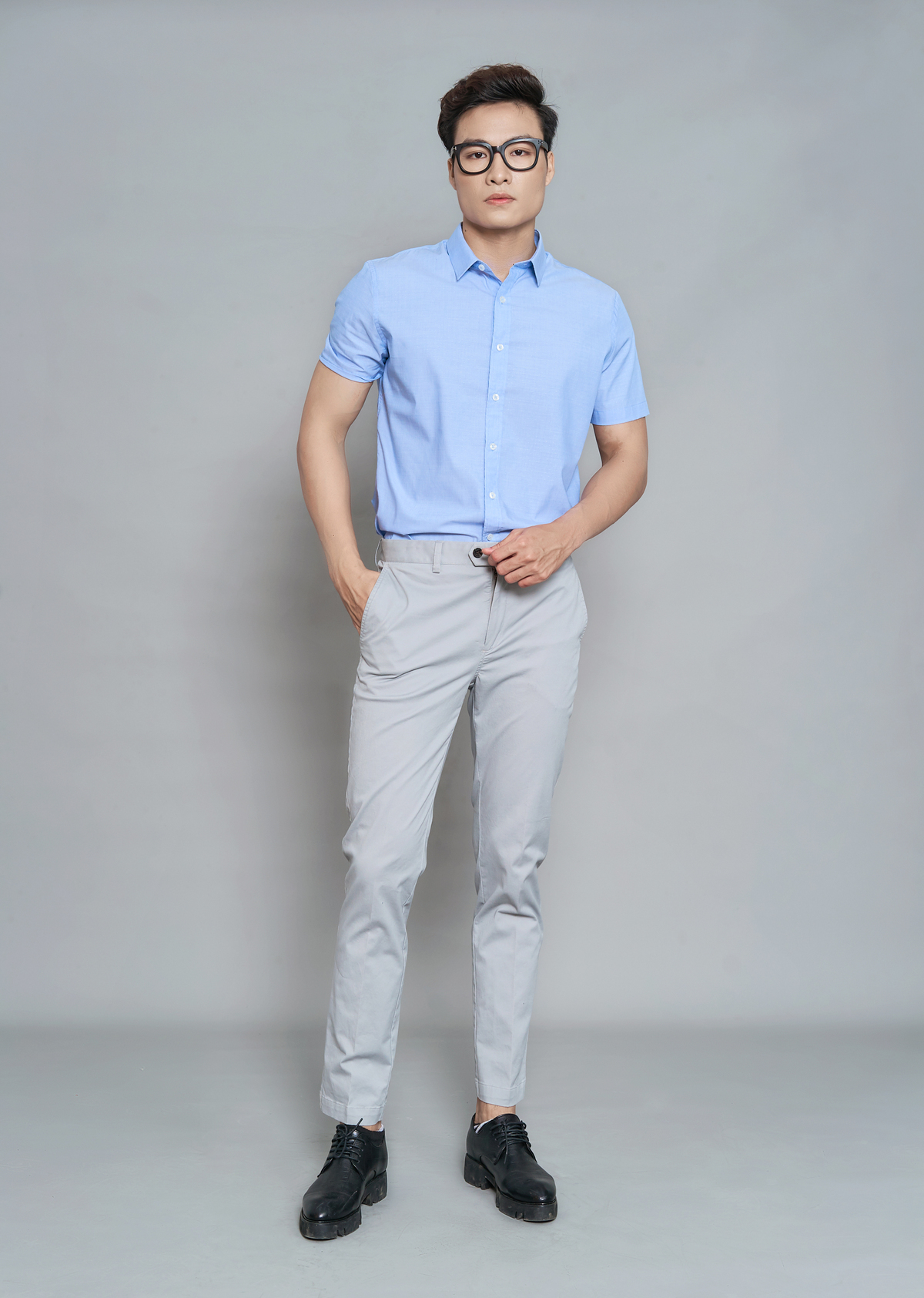 Quần kaki nam màu 3 DGC - SQK1901M giảm 20% còn 516.000 thiết kế với phom dáng ôm vừa vặn, co giãn nhẹ. Màu săc trung tính, dễ phối kết hợp cùng các dáng áo, mang lại phong cách trẻ trung và đầy phóng khoáng dành cho phái mạnh.