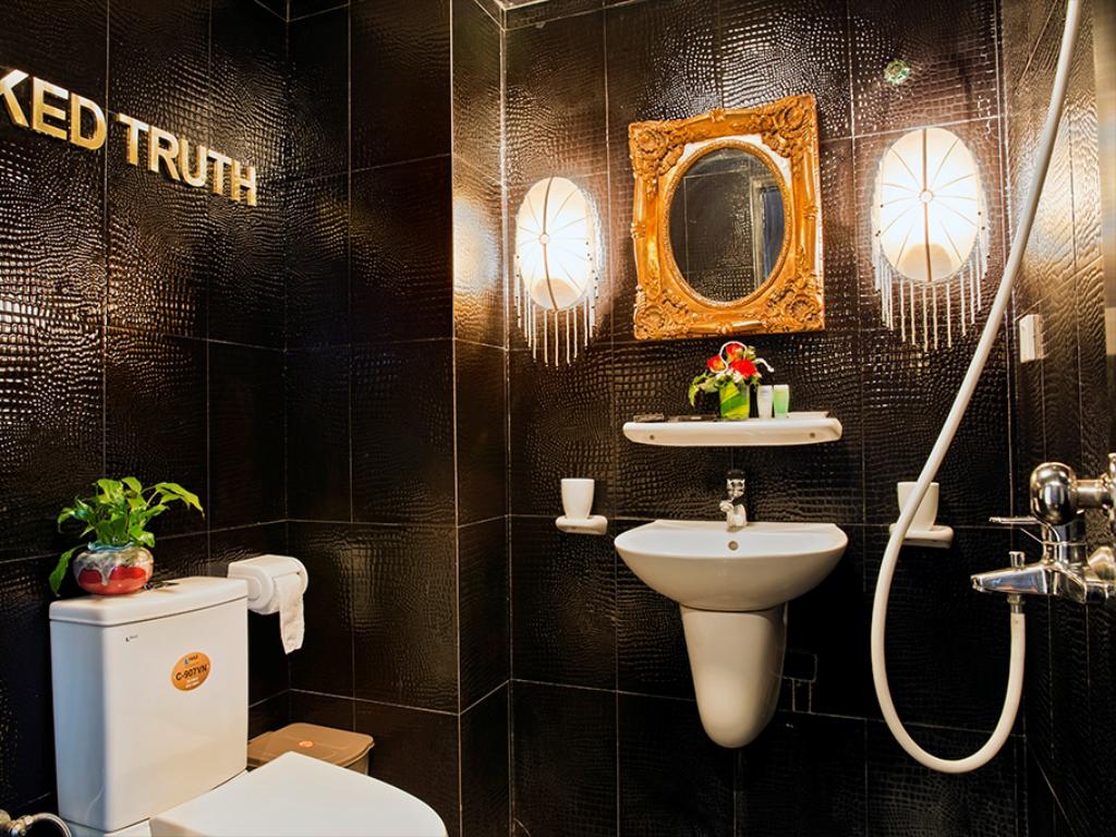 Những thiết bị bo tròn và vát góc không chỉ tiết kiệm không gian mà còn giữ an toàn cho gia chủ. (Ảnh: Sản phẩm bàn cầu AC 504, chậu rửa L-285V của INAX)
