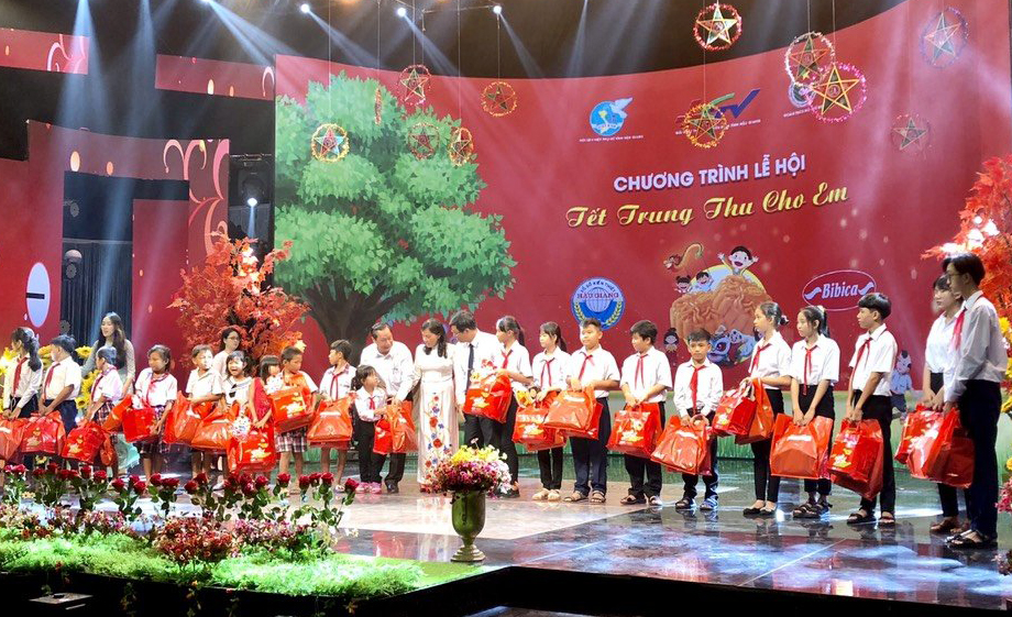Chương trình Tết trung thu 2020 do Bibica tổ chức cho các trẻ em tại Hậu Giang