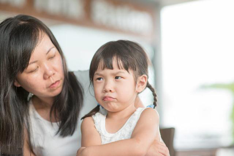 Trẻ có EQ thấp trong tương lai dễ trở thành người cô đơn, không biết vượt qua thất bại. Ảnh: sina.
