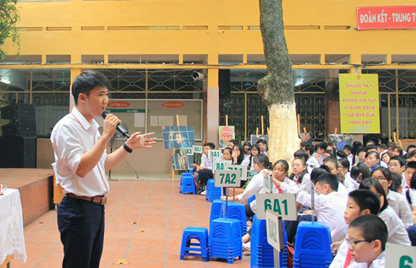 Lê Kim Tuân tuyên truyền về tác hại của ma túy với học sinh một trường cấp hai. Ảnh: Viện PSD.