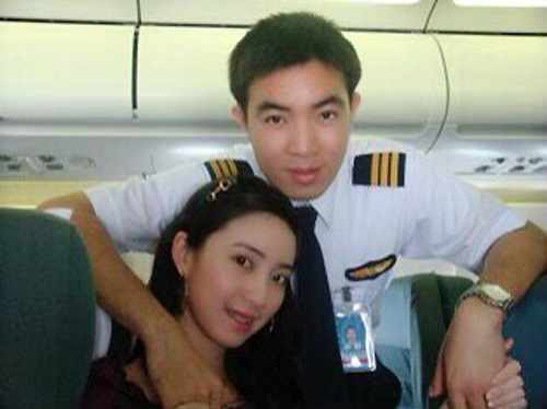 Sau khi tốt nghiệp, họ đã yêu xa thêm 4 năm trước khi cưới. Anh Tiệp luôn tạo bất ngờ cho bạn gái bằng những lần ghé thăm bất chợt. Một trong số đó là lúc Phượng được công ty thưởng cho chuyến du lịch Kuala Lumpur. Chàng cơ trưởng đã sắp xếp để được lái chuyến bay chở bạn gái đi chơi. Đợi hành khách xuống hết, anh xuống khoang khách ôm hôn cô sau 4 tháng không gặp nhau. Ảnh: Nhân vật cung cấp.