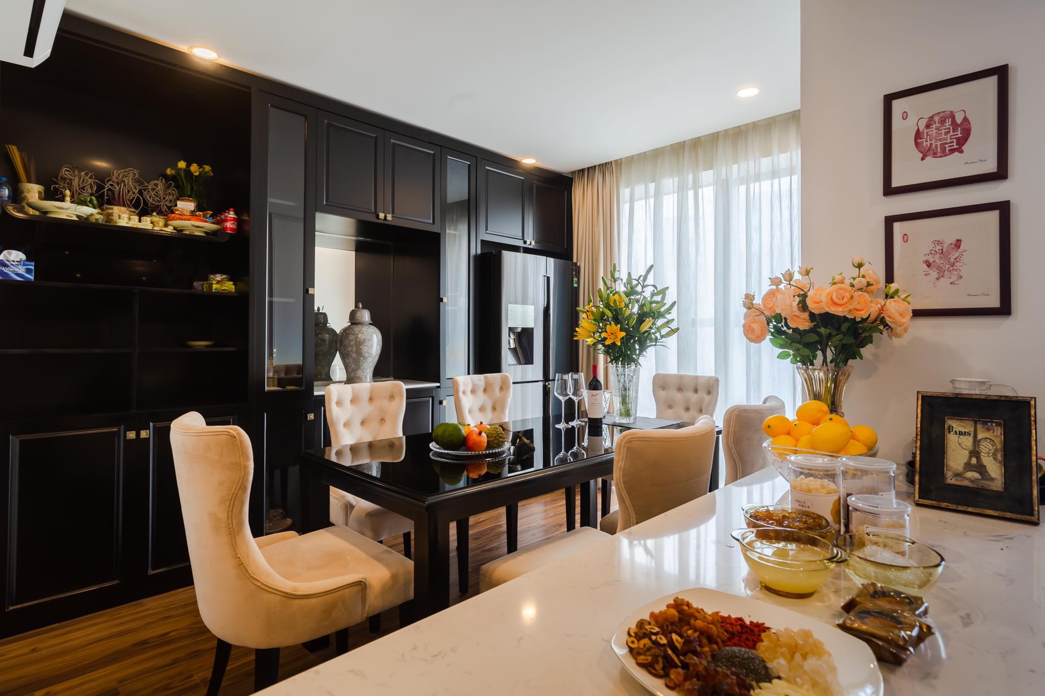 Không gian với màu be và màu đen đủ tạo điểm nhấn mà không gây rối. Ảnh: FHouse interior.