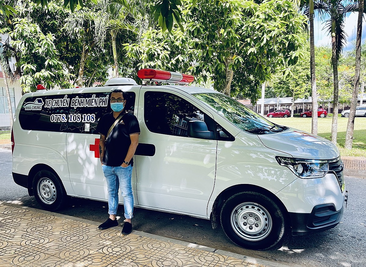 Đức Thắng cạnh chiếc xe cắp cứu chuyên dụng vừa mua tháng trước. Không chỉ nhận đưa đón miễn phí bệnh nhân nghèo ở Cần Thơ nhóm của anh đã chở bệnh nhân ở các tỉnh lân cận như Vĩnh Long, Đồng Tháp... Ảnh: Nhân vật cung cấp.