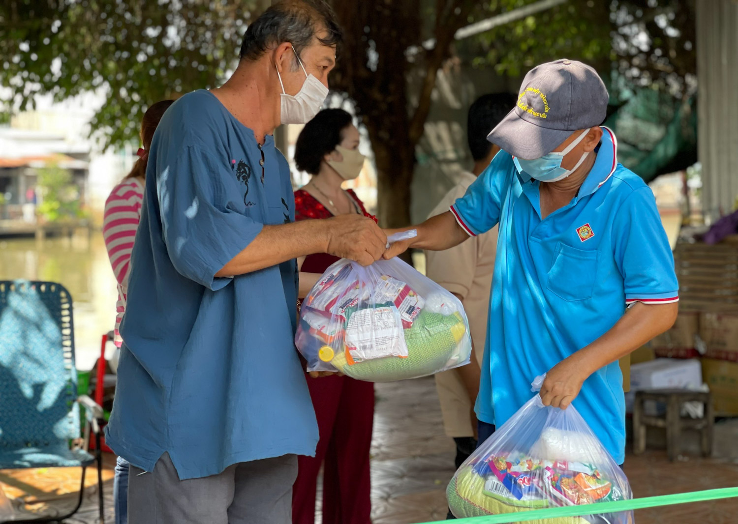 Ngoài việc mở gian hàng 0 đồng, những khi được các mạnh thường quân hỗ trợ nhu yếu phẩm, bà làm phiếu rồi tổ chức tặng hàng trăm phần quà cho người khó khăn ở quận Cái Răng. Ảnh: Ngọc Trâm.