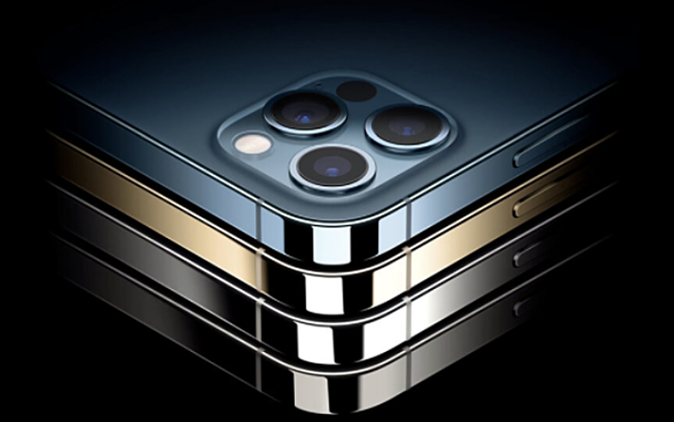 Điện thoại Apple iPhone 12Pro Max được coi là trùm cuối của dòng iPhone 12, là chiếc iPhone có màn hình lớn nhất từ trước đến nay với kích thước 6,7 inch. So với Apple iPhone 12Pro, Apple iPhone 12Pro Max còn cho chất lượng hình ảnh đẹp hơn nhờ khả năng Zoom quang học 2,5x, phóng to hình ảnh tới 2,5 lần mà chất lượng không thay đổi, ống kính tele mới tiêu cự 65 mm, chụp sắc nét ở cự ly xa. Tính năng chống rung quang học thay đổi cảm biến sensor-shift OIS mang tới hiệu quả chống rung gấp 5 lần so với OIS thông thường. Máy có các màu bạc, đen, trắng vàng, xanh dương, phiên bản dung lượng 128 GB có giá gốc 32,99 triệu đồng.
