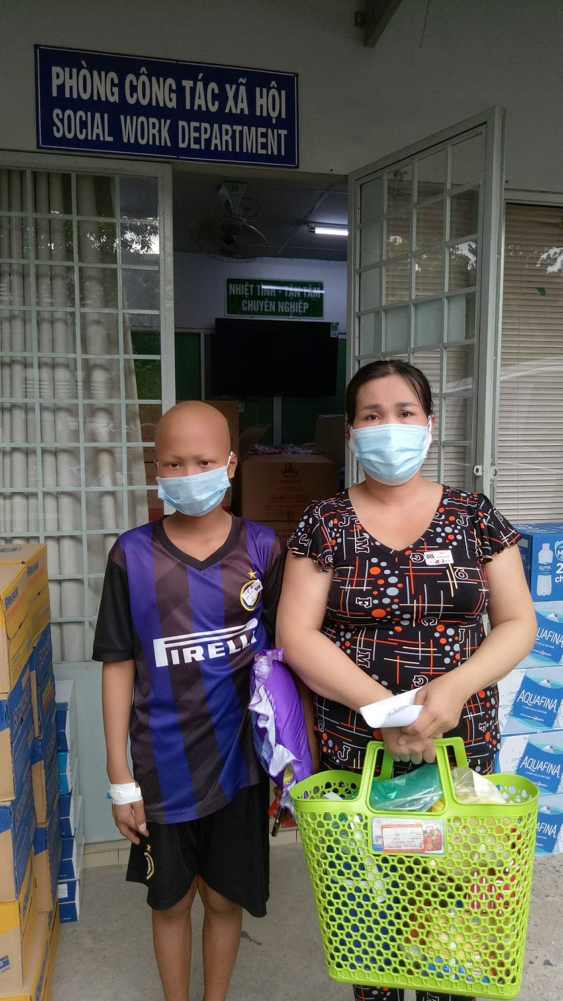Chiều ngày 28/7, chị Vân đến cầu cứu phòng công tác xã hội để nhờ giúp đỡ vì không xoay sở được tiền viện phí. Ảnh: Nhân vật cung cấp.
