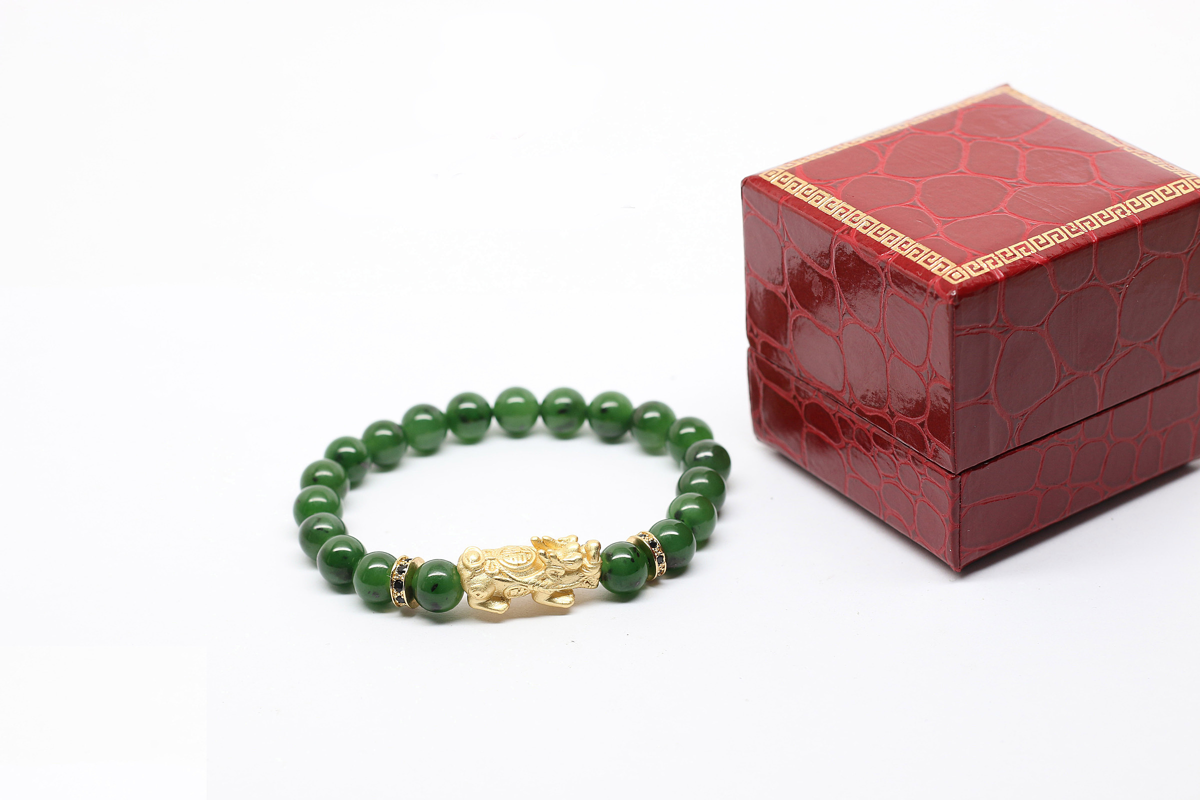 Vòng ngọc bích 8 mm mix tỳ hưu Ngọc Quý Gemstones giảm 36% còn 1,999 triệu đồng; chạm khắc bằng tay.