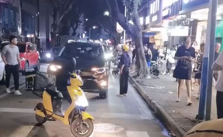 Người vợ đi giao hàng phát hiện chồng lái xe chở theo tình nhân tại thành phố Huệ Châu, tỉnh Quảng Đông. Ảnh: 163.com