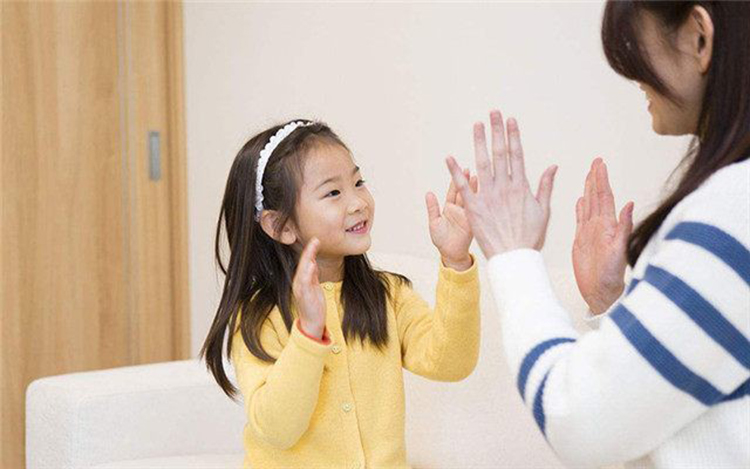 Trước 6 tuổi, bố mẹ có thể dạy trẻ một số quy tắc, nhằm nuôi dưỡng những phẩm chất lẫn thói quen tích cực khi trẻ trưởng thành. Ảnh: shutterstock