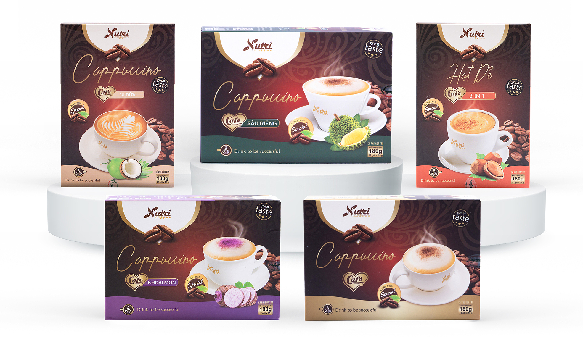 Combo 5 hộp café Capuchino đủ vị giảm 20% còn 263.000 đồng; được pha chế theo cách uống của người Italy với hương vị thơm ngon, đắng nhẹ của café, béo ngậy của bột sữa. Mỗi hộp Café Cappuccino có chứa 12 gói, mỗi gói 15 gram bao gồm: bột kem thực vật (non dairy creamer): 36%; đường tinh luyện 30%; bột kem tạo bọt 20%; bột cà phê hòa tan 12%; phụ gia muối, màu caramen, hương cà phê tổng hợp vừa đủ một gói.Sản phẩm dùng nóng: pha một gói với 40- 60 ml nước nóng hoặc ấm, khuấy đều và thưởng thức. Dùng lạnh: pha 2 gói với 40-60 ml nước nóng hoặc ấm sau đó thêm đá. Có thể dùng đậm hoặc nhạt hơn theo nhu cầu.Tặng một hộp Trà hoa cúc la mã Vinanutrifood cho đơn hàng từ 200.000 đồng (tích chọn quà khi thanh toán - số lượng có hạn).