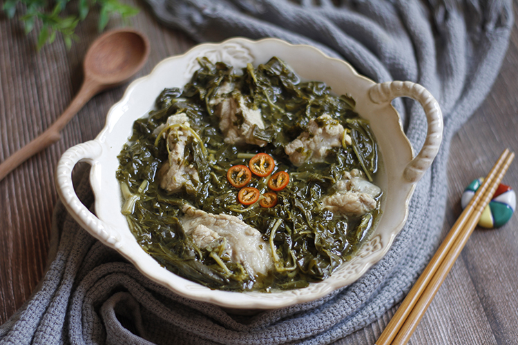 Canh rau sắn chua nấu sườn - món ngon Phú Thọ - VnExpress Cooking