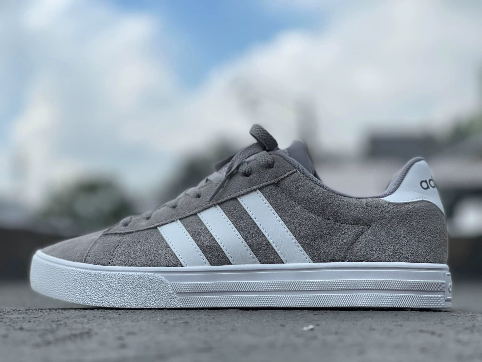 Giày thể thao Adidas Daily 2.0 B44710 kiểu dáng cổ điển pha hiện đại với phần trên bằng da lộn cao cấp, tạo điểm nhấn với 3 sọc điển hình của hãng Adidas. Phần đế cao su dày 3cm vừa nâng niu đôi chân vừa giúp cho người đi ăn gian chiều cao đáng kể. Sản phẩm đang giảm 54% còn 1,09 triệu đồng.