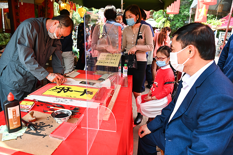 Many families in Hanoi still keep the tradition of going to the Temple of Literature - Quoc Tu Giam to ask for letters on the first day of the year. Photo: Giang Huy