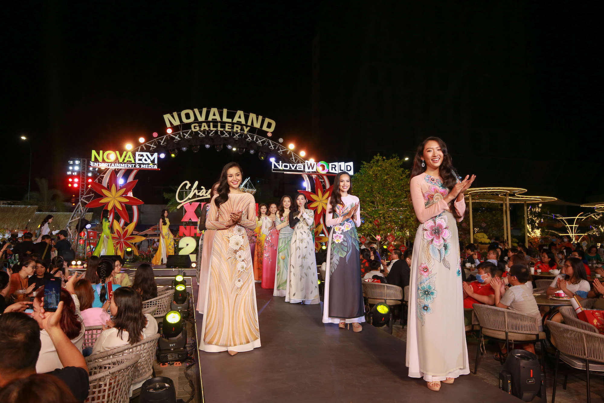 Hội hoa xuân 2022 tại Novaland Gallery với chủ đề Gói tinh hoa - Trao may mắn tiếp tục diễn ra từ nay đến 6/2, với nhiều hoạt động đặc sắc, là điểm du xuân ý nghĩa cho người dân thành phố trong năm mới. Sự kiện lấy cảm hứng từ những tinh hoa của Tết Việt truyền thống, với ước mong mang một cái Tết sum vầy - Tết đủ đầy đến với mọi nhà bằng những hoạt động đa dạng trải nghiệm. Chuỗi sự kiện Hội hoa xuân 2022 tại Novaland Gallery không chỉ là điểm đến mới hút khách check-in và trải nghiệm dịp Tết Nhâm Dần, mà còn là điểm hẹn kết nối doanh nhân, giới đầu tư cùng trải nghiệm phong cách sống và những giá trị văn hóa, nghệ thuật độc đáo.