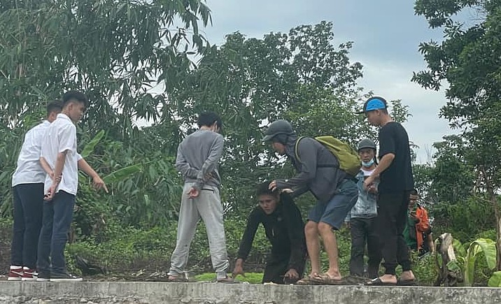 Nghi phạm giật điện thoại của chị Hằng được người dân khống chế, trưa 12/5. Ảnh: Nhân vật cung cấp