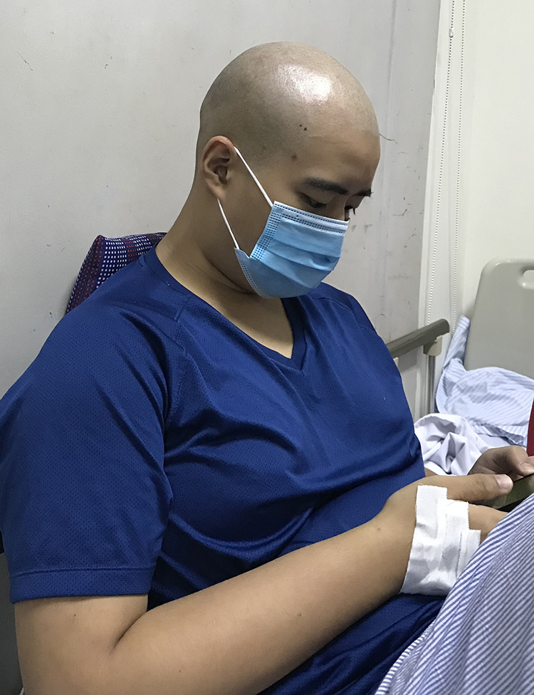 Phạm Khôi Nguyên khi điều trị ung thư máu tại Bệnh viện huyết học truyền máu trung ương, tháng 10/2020. Ảnh: Nhân vật cung cấp